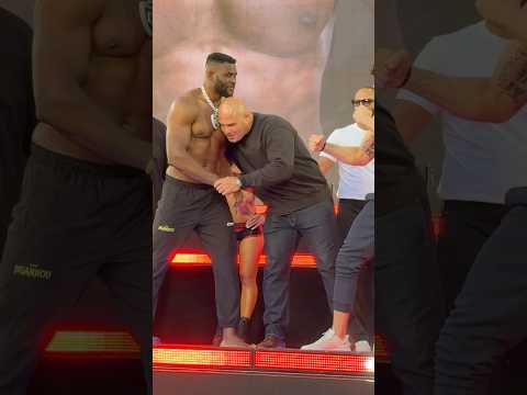 ❤️ CAIN VELASQUEZ SURPRISES FRANCIS NGANNOU DURING FACE OFF WITH PHILIPE LINS thumbnail