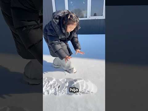 Esta Niña Encontró Algo Extraño Debajo De La Nieve 😱 thumbnail