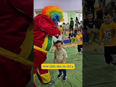 Cậu bé được chú hề tặng sừng bong bóng 🤣 thumbnail