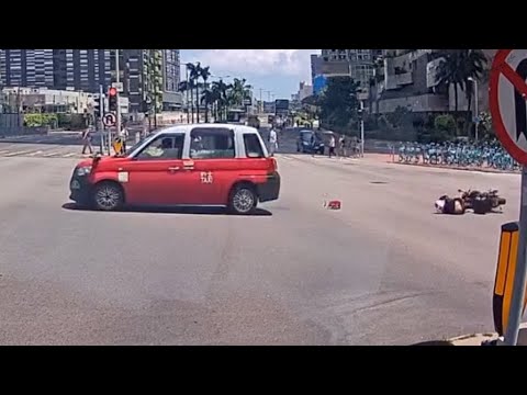 車CAM直擊 - 環保大道十字路口 的士撞電單車 thumbnail
