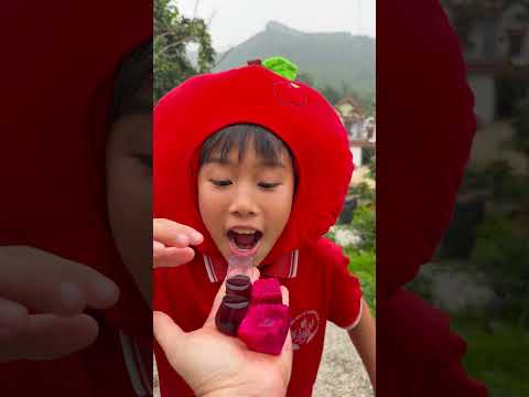 Cô bé ngoan ngoãn ăn kẹo cầu vồng và uống Coca-Cola rất ngon miệng. #vui #kẹo #thứcăn #dễthương thumbnail