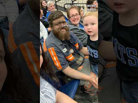 Ce père se rend à un match de basket-ball couvert de charbon pour une raison spéciale thumbnail