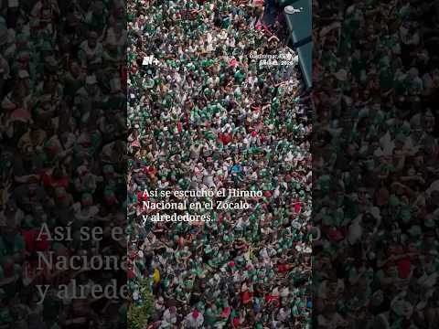 Aficionados Entonan el Himno Nacional en el Zócalo de la Ciudad de México thumbnail