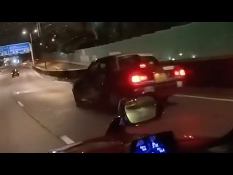 車CAM直擊 - 旁邊部的士突然失控，真係驚！好彩師傅救得返  thumbnail