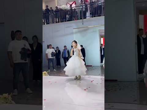 🇨🇳 稚女着婚纱现身婚礼：一声质问泪全场，入心人一生惦念 🇬🇧 Child in Bridal Dress Appears: A Tearful Question & Soulful Longing thumbnail