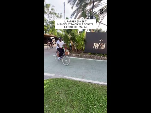 Il rapper 50 Cent in bicicletta con la scorta a Forte dei Marmi thumbnail