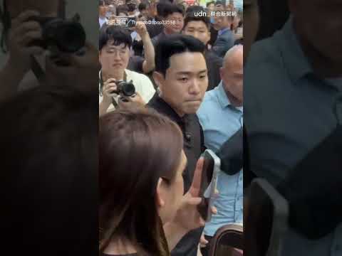 【好親民啊】黃仁勳現身韓國首爾 聽到「頭家」迴轉幫簽名｜黃仁勳｜老闆｜NVIDIA｜輝達｜韓國 thumbnail