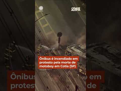 Ônibus é incendiado em protesto pela morte de motoboy em Cotia (SP) #Shorts #CidadeAlerta thumbnail
