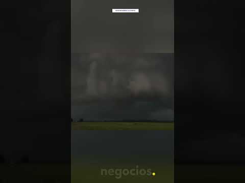 Un enorme tornado se forma sobre el cielo de Marshall, en Illinois y oscure su alrededor thumbnail