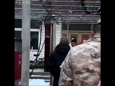 ?? 兄弟当兵三年首休，给爷惊喜老人拥抱 ?? Twin Soldiers Pull Off Emotional Homecoming Surprise for Grandpa thumbnail