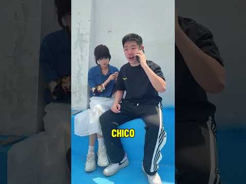 ¡La niña se sentó accidentalmente en una superficie recién pintada! 👧🎨 thumbnail