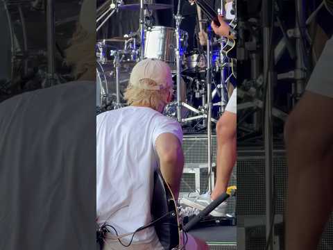 Un agradecimiento especial a nuestra road manager que nos llevó paletas de hielo en ese soundcheck thumbnail