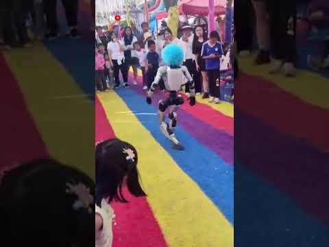 Robot trapt kind in China tijdens demonstratie thumbnail