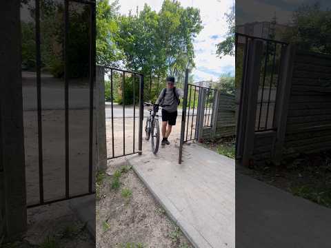 КАК ПРОЕЗЖАЮТ НА ВЕЛОСИПЕДЕ ОБЫЧНЫЕ & НЕОБЫЧНЫЕ ЛЮДИ #shorts thumbnail