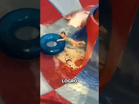 Rescató a su Hija del Tobogán de Agua #shorts thumbnail