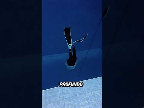 Esta CHICA intentó LLEGAR  a la parte MÁS PROFUNDA de la PISCINA y no CREERAS lo que OCURRIÓ thumbnail