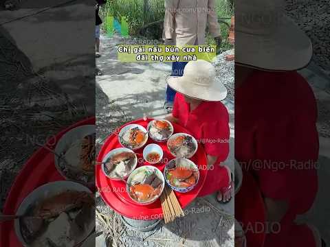 Chị gái nấu bún cua biển đãi thợ xây nhà thumbnail