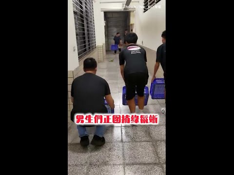 【部落打獵既視感XD】直擊圍捕綠鬣蜥！男子漢們極限包夾「奮力一搏」 #Shorts thumbnail