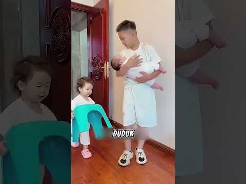 Kakak-Kakak Ini Merawat Adik Bayinya Sendirian, Gemas Banget! 🥺👶❤️ #shortsviral thumbnail