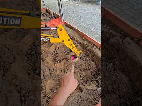kenapa sendal bawang putih ada di atas beko#trendingshorts thumbnail