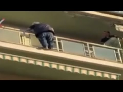Torino, minaccia di lanciarsi dal quinto piano: salvato dalla polizia thumbnail
