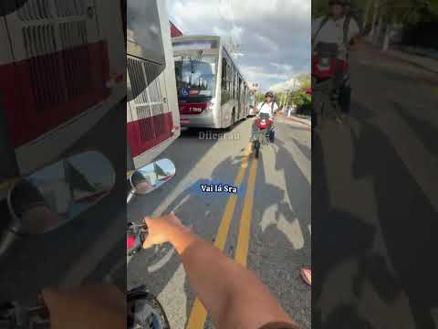 AJUDEI A SENHORA ESPERANDO COM O GUARDA-SOL E NINGUÉM PARAVA… thumbnail