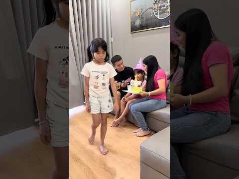 SH - Con gái tội nghiệp vì Bố mẹ thiên vị em gái || Poor girl and Biased parents #shorts thumbnail