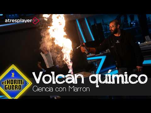 Marron sorprende a Lola Índigo con un espectacular volcán químico - El Hormiguero thumbnail