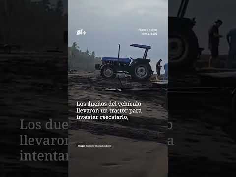 Mar de fondo arrastra a una camioneta y la deja inservible en Colima thumbnail