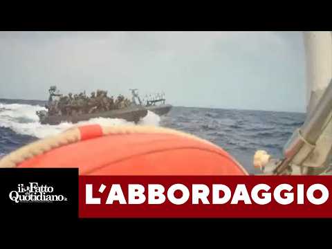 Flotilla, soldati israeliani sulle navi della flotilla con le armi in pugno: l'abbordaggio thumbnail