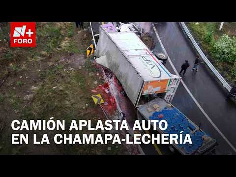 Vuelca camión y aplasta auto en la Chamapa-Lechería; hay un lesionado thumbnail