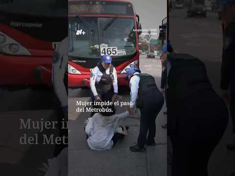 Mujer impide el paso del Metrobús thumbnail