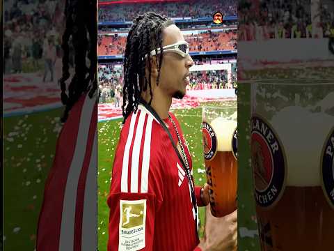 Olise intentó escapar de la cerveza del Bayern… y pasó esto thumbnail