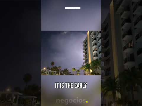 Un relámpago ilumina gran parte del cielo sobre la bahía de Tampa, en Florida thumbnail