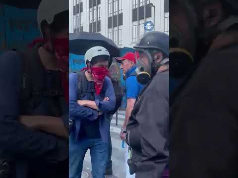 Integrantes de la CNTE intentan derribar vallas en calle de 20 de Noviembre thumbnail