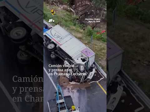Camión vuelca y prensa a auto en Chamapa-Lechería | N+ thumbnail