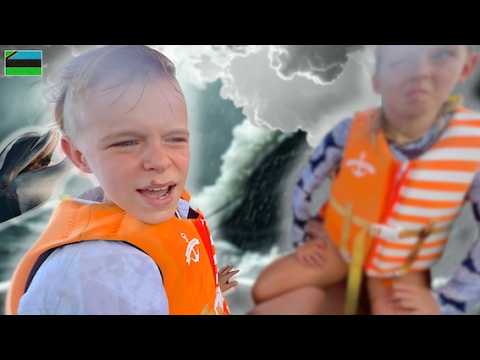 DIT GAAT FOUT OP ZEE… 😱 | ZWEMMEN MET DOLFIJNEN 🐬 | Bellinga Vlog #3556 thumbnail