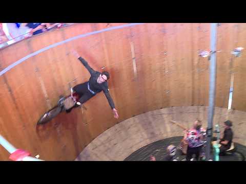 Insolite : les motos déchaînées du mur de la mort thumbnail
