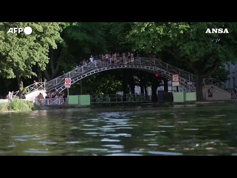 Parigi nella morsa del caldo, tuffi e bagni nel canale Saint-Martin nonostante i divieti thumbnail
