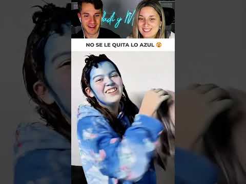 Se pinta la cara de azul por accidente y su familia no para de reír thumbnail