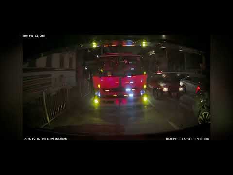 車CAM直擊 - 呢部乜野車？閃到聖誕樹咁  thumbnail