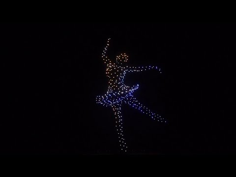 Lo spettacolo dei droni nel cielo di Bari, le coreagrafie mescolano tecnologia e musica dal vivo thumbnail