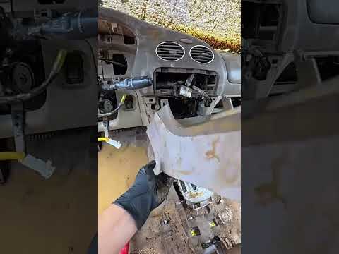 Clean the car that's covered in mud. #cleaningcar #washingcar #asmr thumbnail