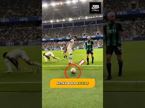 Pemain ini emosi karena kameramen terlalu sombong. #footballshorts thumbnail