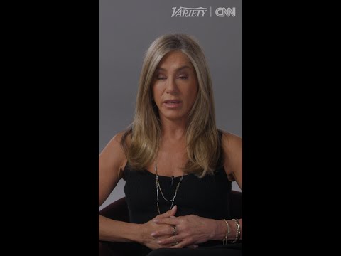 Lisa Kudrow's son would confuse her with Jennifer Aniston on 'Friends' set thumbnail
