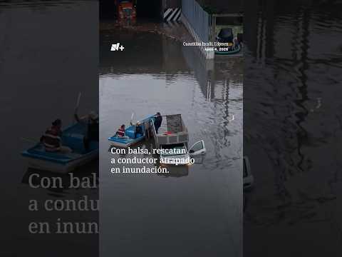 Con balsa, rescatan a conductor varado en inundación thumbnail