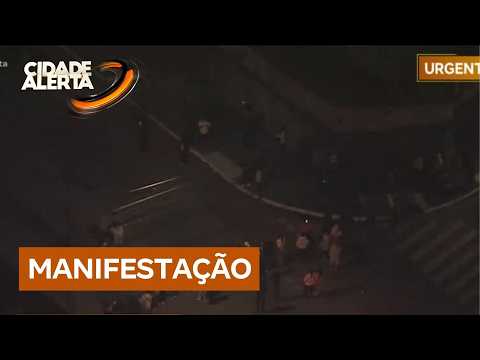 Moradores que tiveram casas atingidas por explosão fecham ruas e colocam fogo em pneus em SP thumbnail