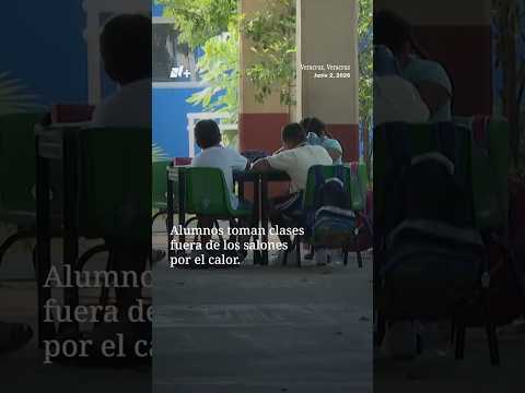 Alumnos toman clase afuera de sus salones por las altas temperaturas thumbnail