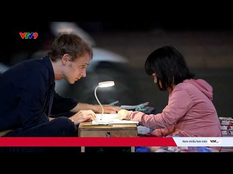 Lớp học dưới ánh đèn đường của thầy Chris và cô học trò đặc biệt | VTV24 thumbnail