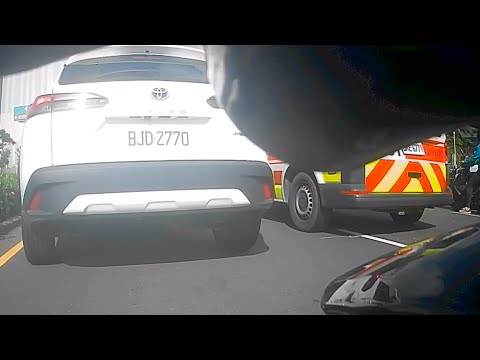要是我沒按喇叭，救護車不知道要被卡多久（車號：BJD-2770） thumbnail